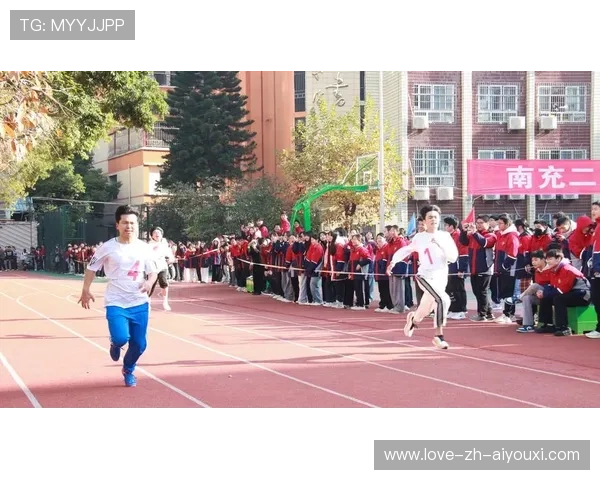 田径接力掉棒惊险一刻：瞬间的争锋与坚韧的精神